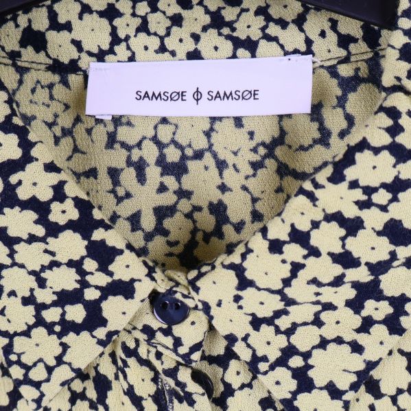 Närbild på krage och Samsøe & Samsøe etikett