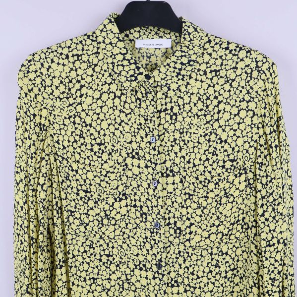 Framdel av skjorta med tydliga blommönster och knappar