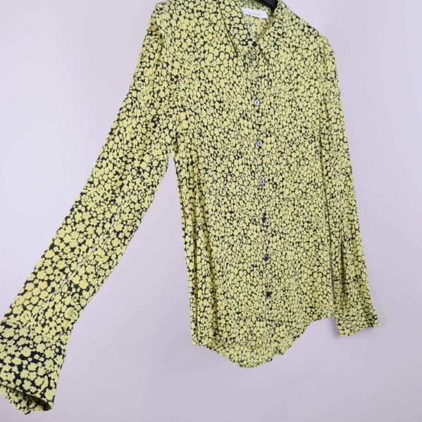 Skjorta i vinkel, visar lång ärm och mönster