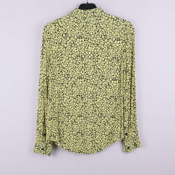 Baksida av blommig skjorta med lång ärm