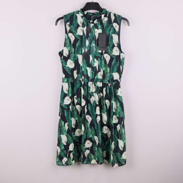 Framsida av ärmlös klänning med grönt blommönster