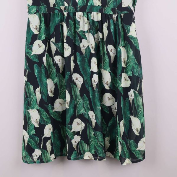 Nederdel av klänning med grönt och vitt blommönster