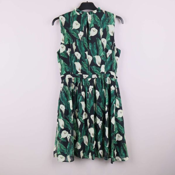 Baksida av ärmlös klänning med grönt blommönster