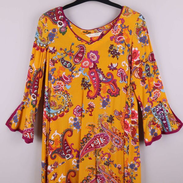 Detaljbild på trumpetärmar och paisleymönster i olika färger