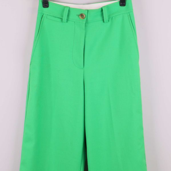 Närbild av överdelen på gröna raka byxor