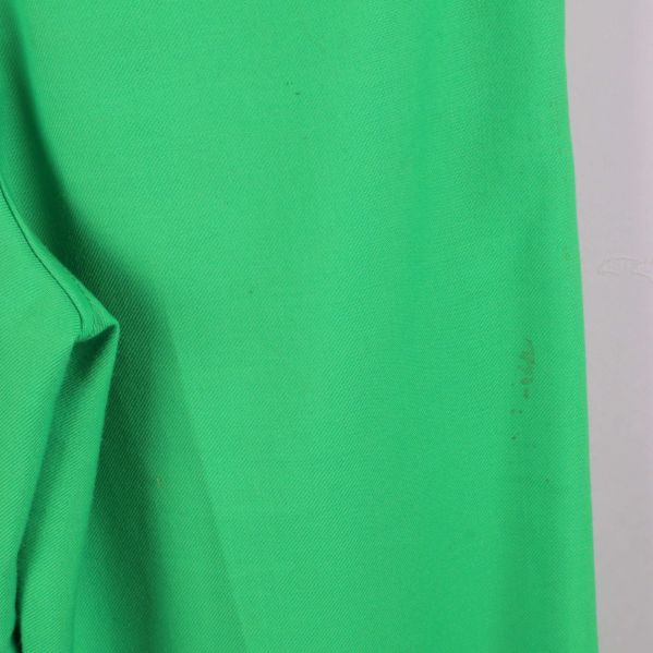 Fläck på benet av gröna raka byxor