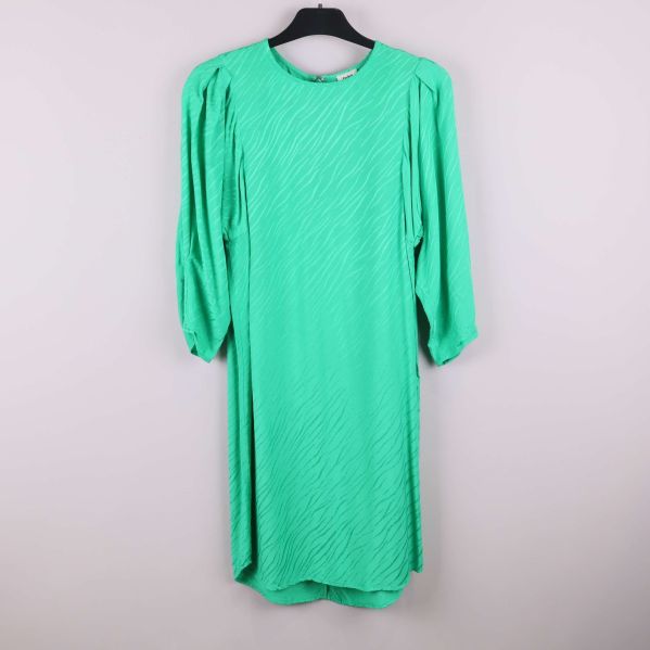 Grön knälång klänning med strukturmönster framifrån