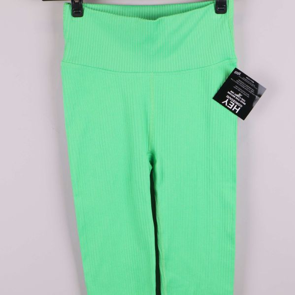 Närbild på midja och etikett av gröna leggings