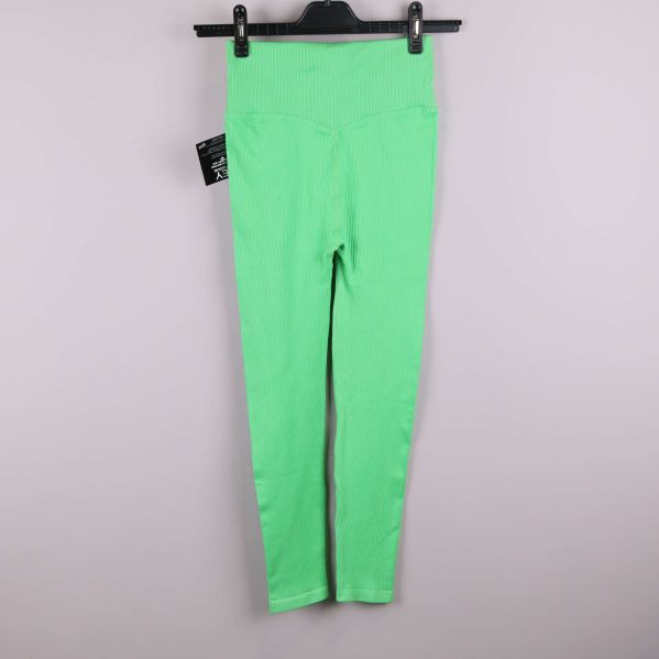 Gröna ribbade leggings hängande bakifrån