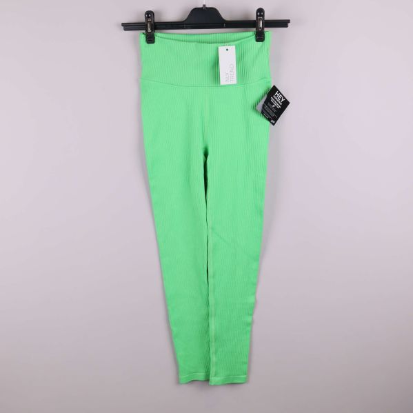 Gröna ribbade leggings hängande framifrån