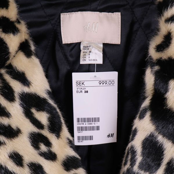 Etikett med H&M och storlek 38 i kragen