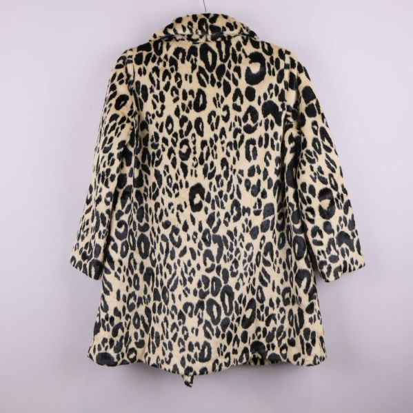 Leopardmönstrad kappa sedd bakifrån, helbild