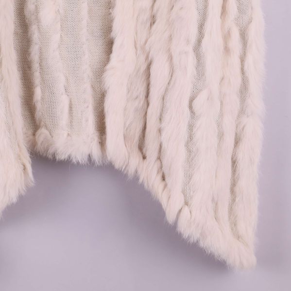 Närbild på nedre delen av väst med pälsstruktur