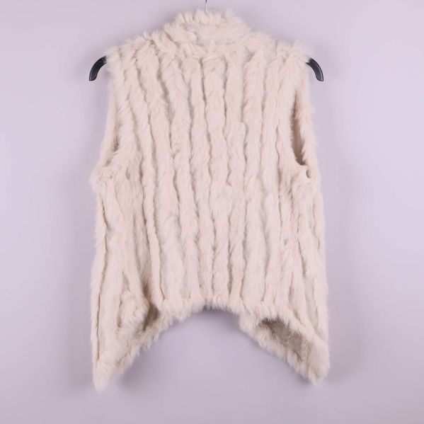 Baksidan av krämvit väst i fuskpälsimitation