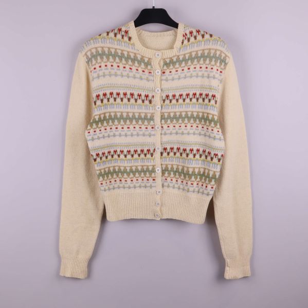 Baksida av stickad kofta med enfärgad rygg och ärmar