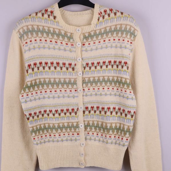 Närbild av vänster ärm på ljus kofta