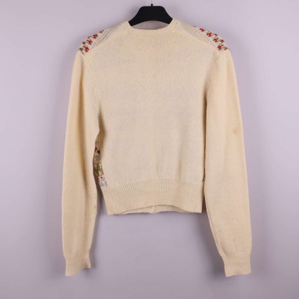 Framsidan av kofta med flerfärgat mönster och knappar