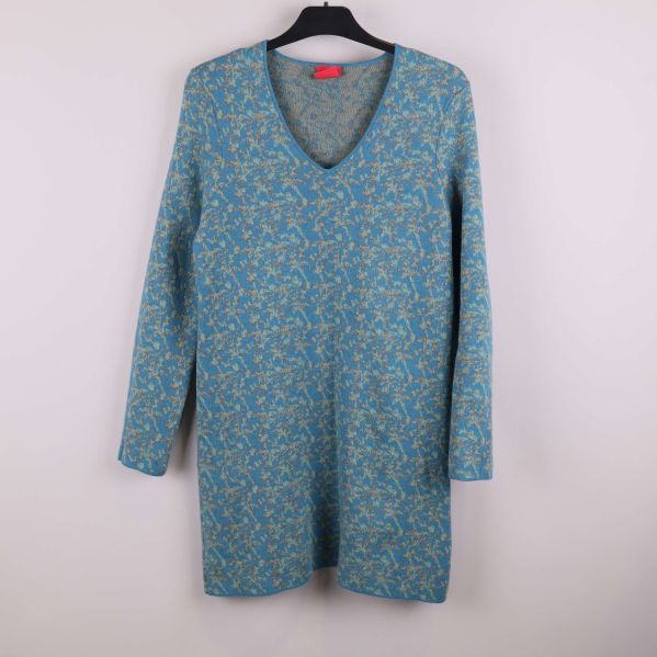 Blå klänning med beige blommönster och V-ringning framifrån