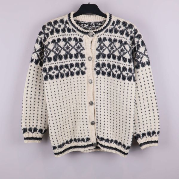 Stickad kofta med rund hals och dekorativa knappar