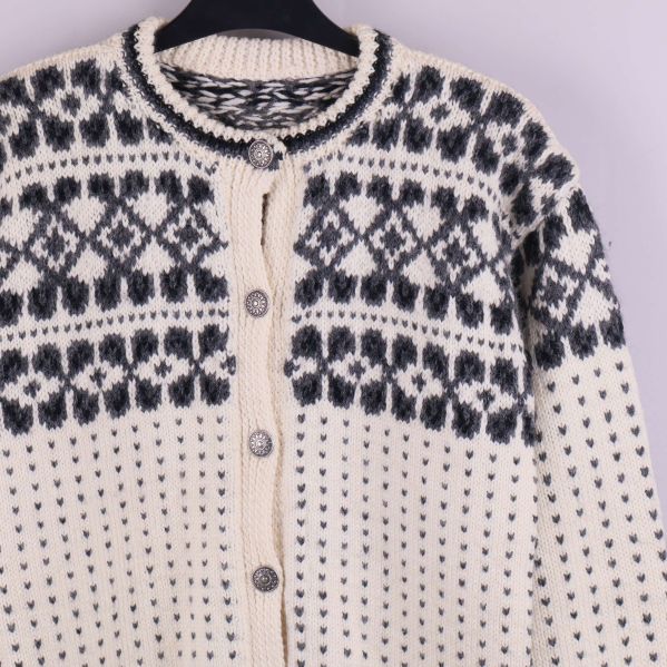 Övre delen av koftan visar stickat mönster