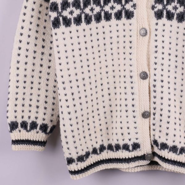 Nederdel av koftans framsida och knappslå