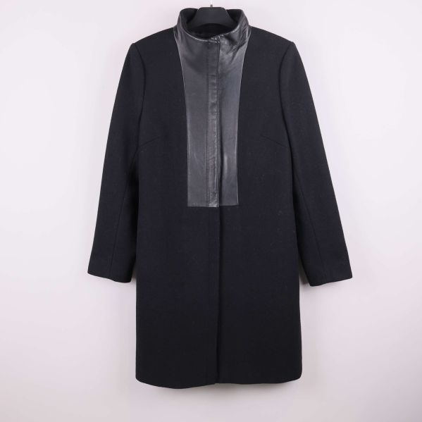 Svart kappa med skinnimitation framtill, helbild framifrån
