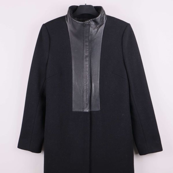 Detaljbild på krage och skinnimitation framtill på kappan