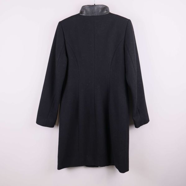 Svart kappa med skinnimitation helbild bakifrån