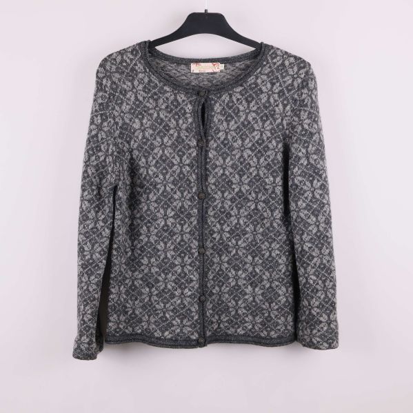 Grå jacquardmönstrad kofta med rund hals och knäppning framifrån