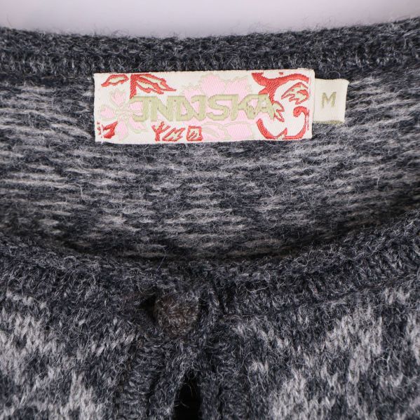 Närbild av Indiska-märke och storlek M i halsen