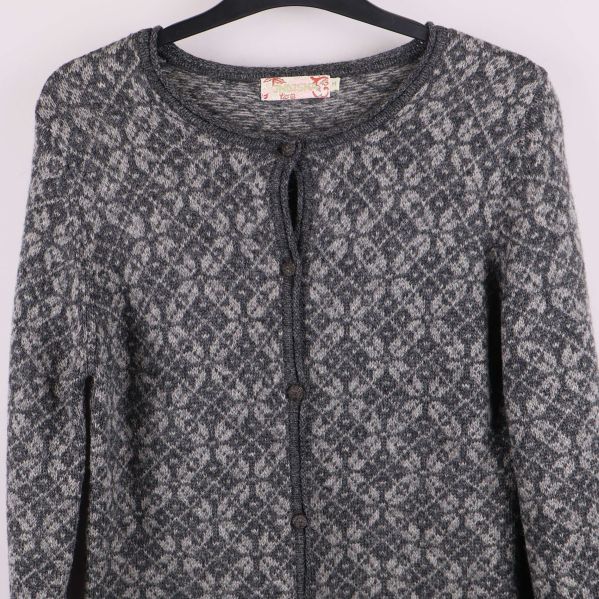 Detaljer på koftans överdel och knäppt knappslå