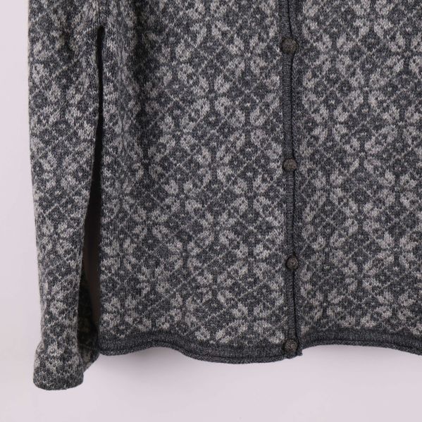 Nederdel av kofta med knappslå och mönster i fokus