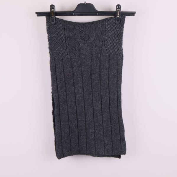 Grå ribbstickad halsduk vikt på galge