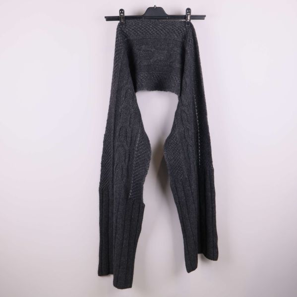 Grå ribbstickad halsduk utsträckt på galge