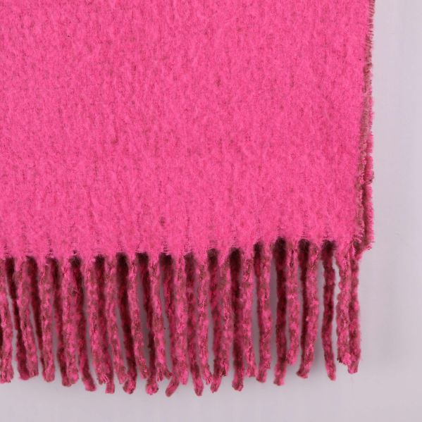 Närbild på halsdukens rosa fransar och textur