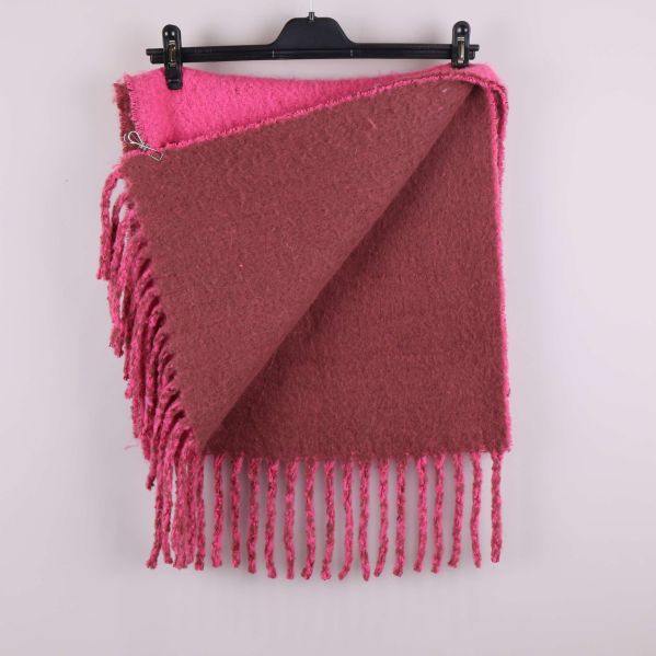 Halsduken visad dubbelvikt med rosa och brun sida