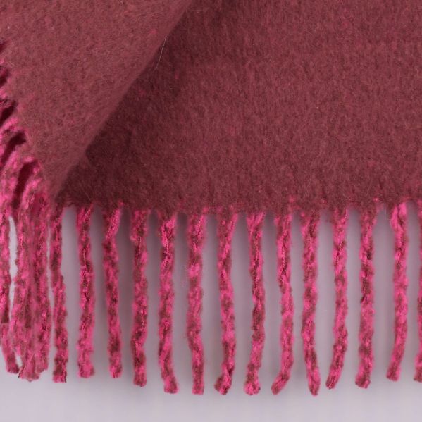 Närbild på bruna sidan och rosa fransar