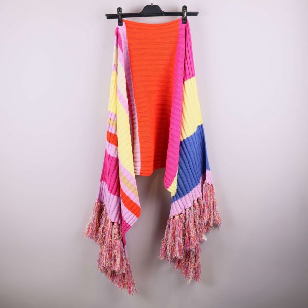 Halsduk upphängd för att visa hela längden och ränderna