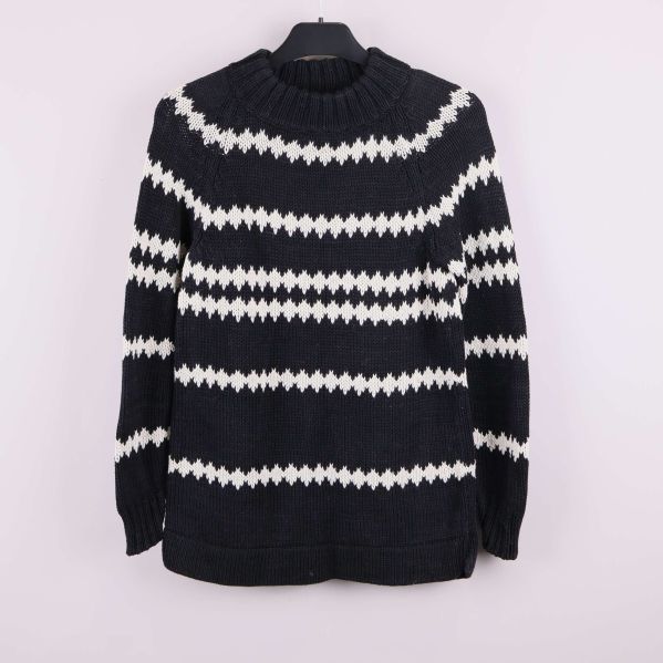 Stickad svart tröja med vitt zigzag-mönster framtill