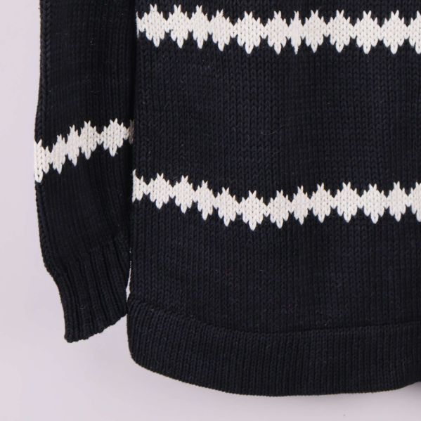 Närbild nedre del av tröjans framstycke och mudd