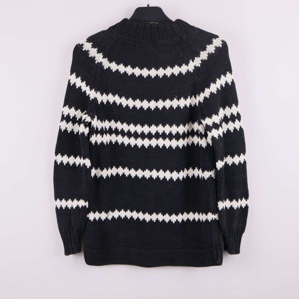 Baksida på svart och vit stickad tröja