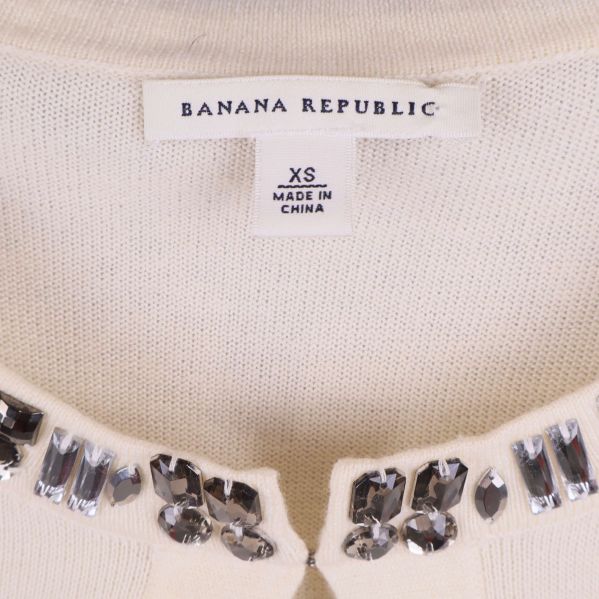 Närbild på etikett med Banana Republic och storlek XS