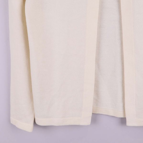 Närbild på ärmslut och nederkant av kofta