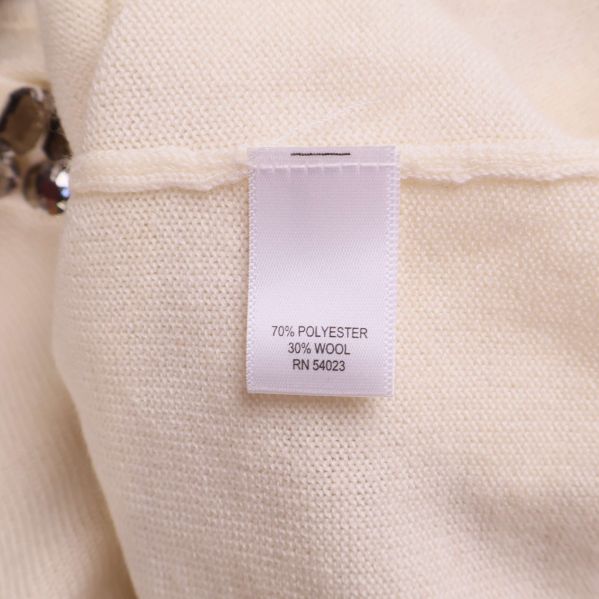 Materiallapp som visar 70% polyester, 30% ull