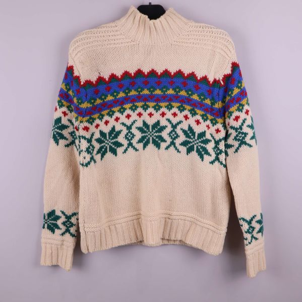 Framsida av krämvit tröja med färgglatt vintermönster
