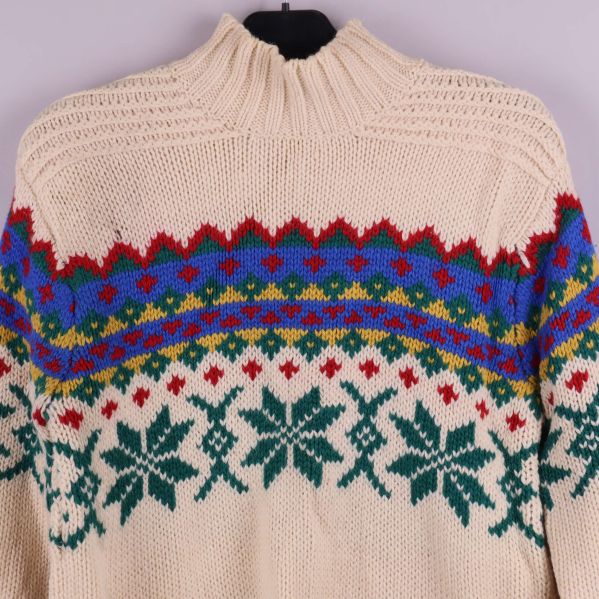 Närbild på överdelen av tröjan och mönster