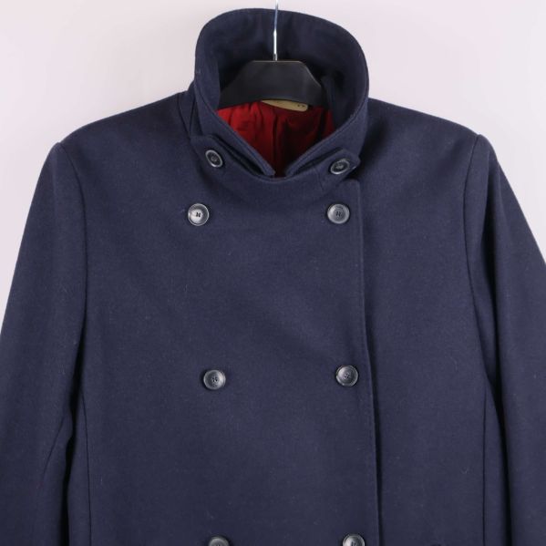 Närbild på kappa med hög krage och dubbla knapprader