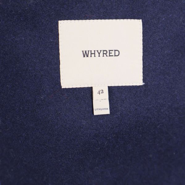 Whyred-märkning och storleksetikett inuti kappan