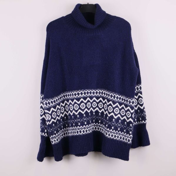 Blå polotröja med vitt jacquardmönster framifrån