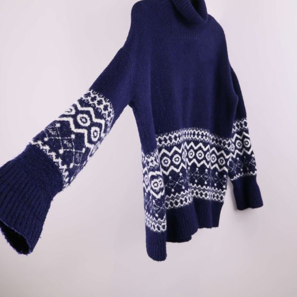 Ärmdetalj på blå och vit mönstrad tröja